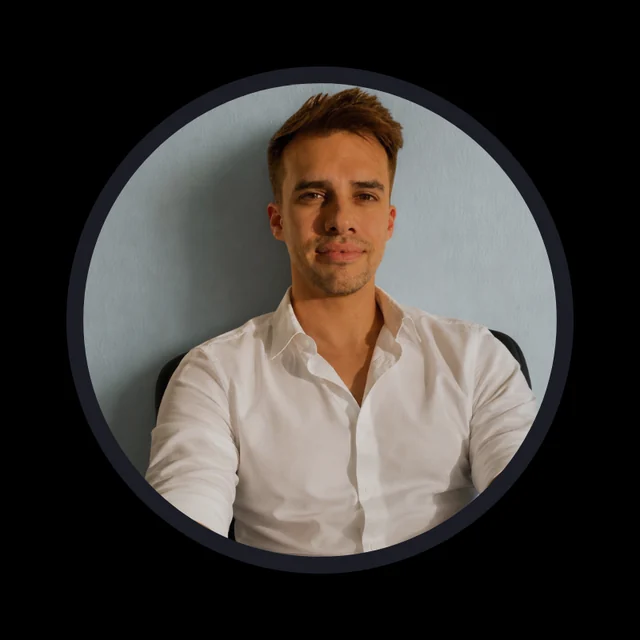 Bryan N. Curia, Fundador · Dirección comercial